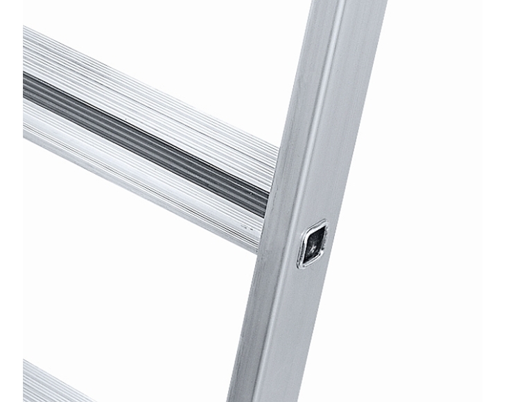 Detail závěsného regálového žebříku Saferstep LH od Zargesu
