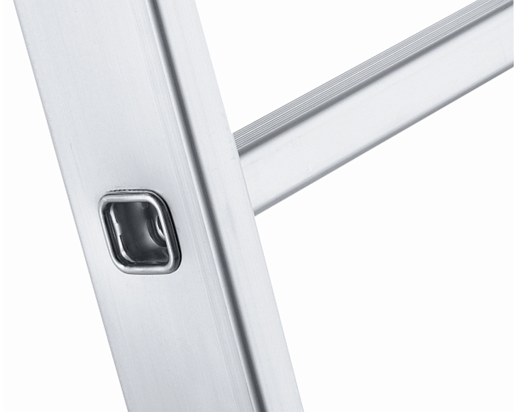 Detail dvoudílného výsuvného žebříku s lanem Skyline 2E od Zargesu